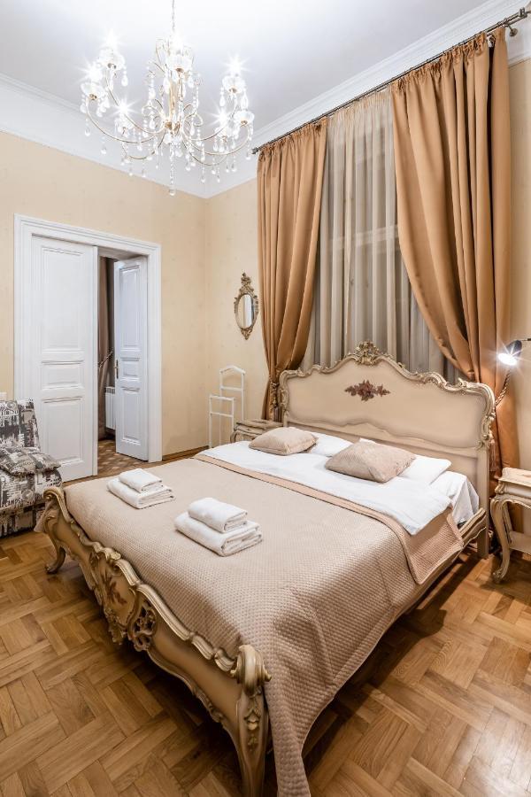 3 Bedrooms Royal Italian Style In An Austrian Building, Parking, Balcony Львів Екстер'єр фото