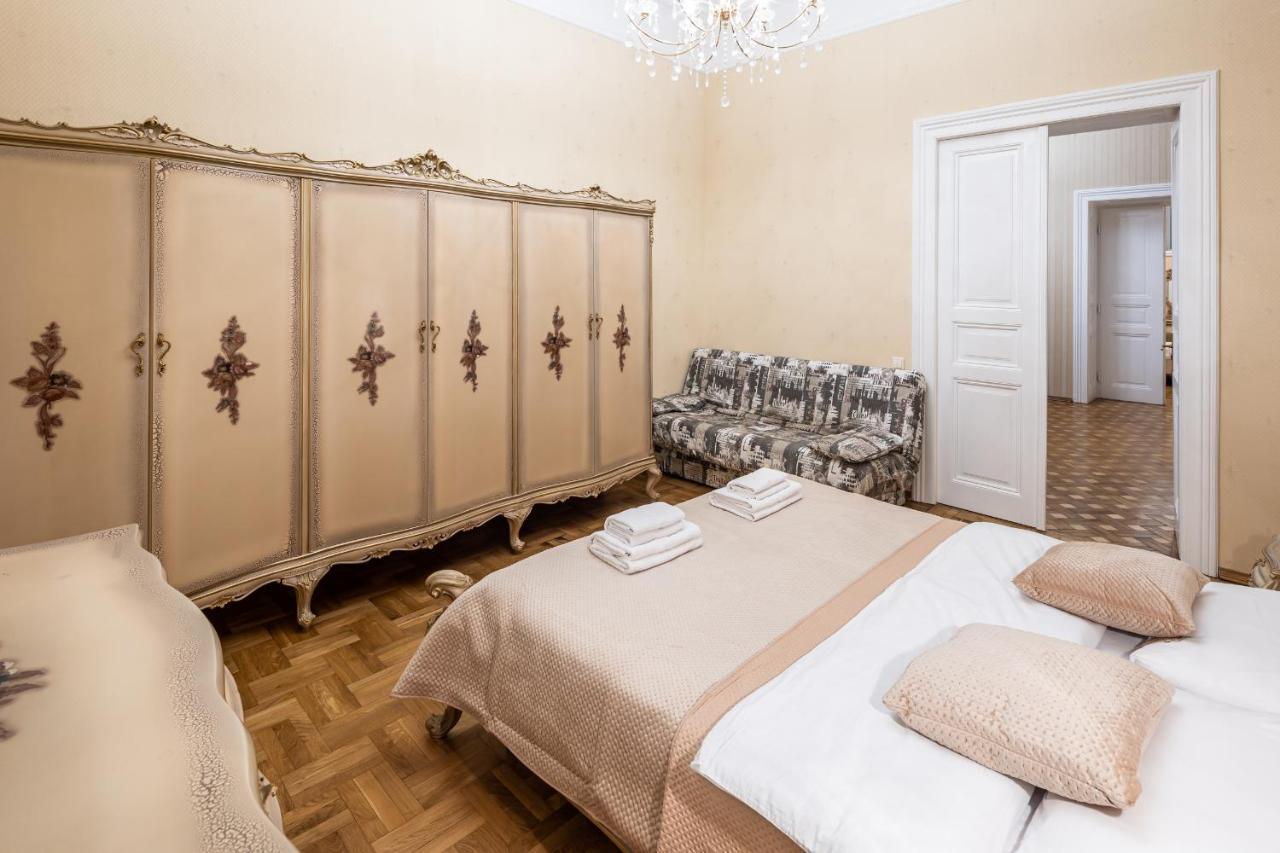3 Bedrooms Royal Italian Style In An Austrian Building, Parking, Balcony Львів Екстер'єр фото