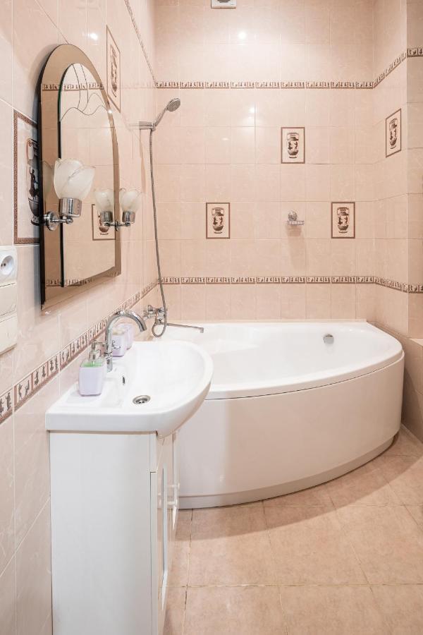 3 Bedrooms Royal Italian Style In An Austrian Building, Parking, Balcony Львів Екстер'єр фото