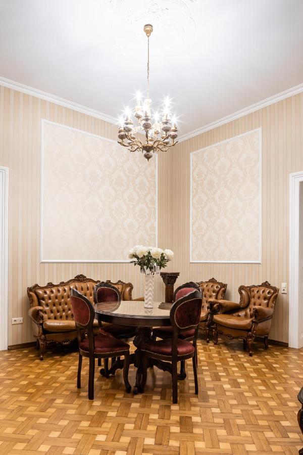 3 Bedrooms Royal Italian Style In An Austrian Building, Parking, Balcony Львів Екстер'єр фото