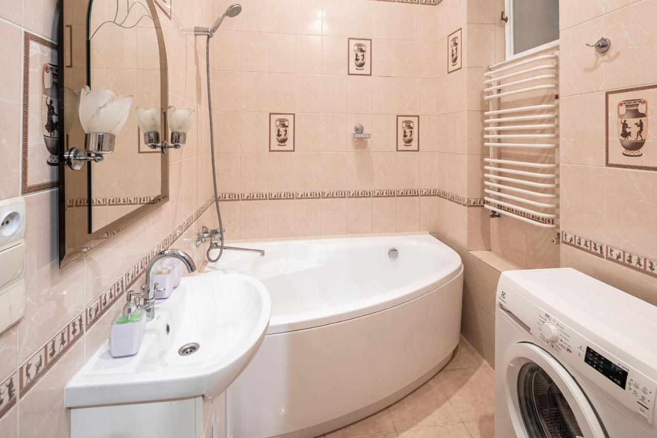 3 Bedrooms Royal Italian Style In An Austrian Building, Parking, Balcony Львів Екстер'єр фото